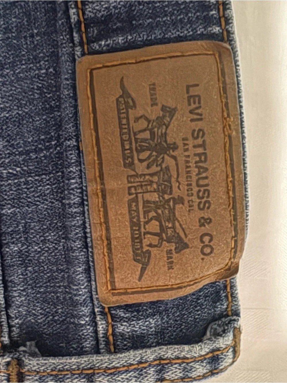 Levi's 515 dark blue denim shorts with tan leather patch - Picture 3 of 4
